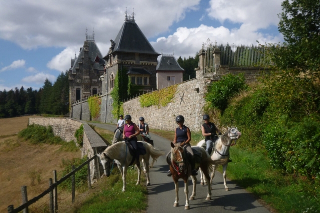 Pbaños a caballo en el pueblo 