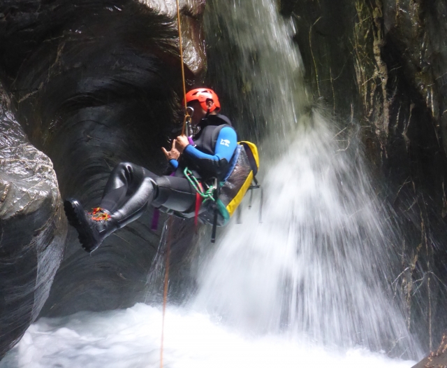  Rappel cerca de la cascada 