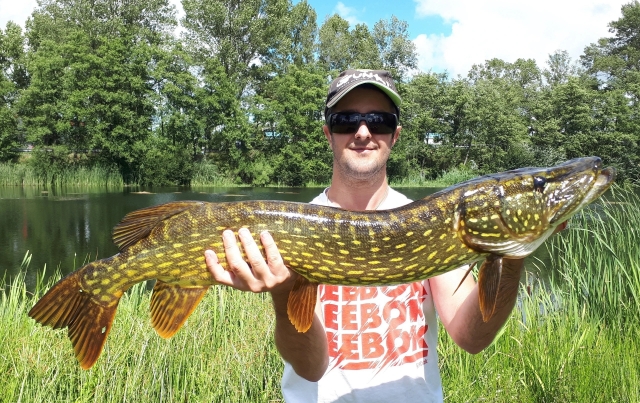 Pesca en el lago Sanguinet 