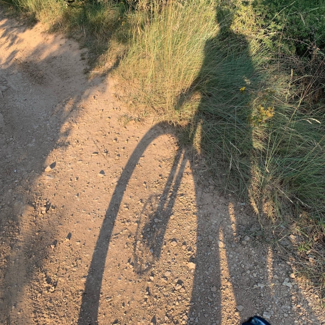  AE Paseo en bicicleta de cerro bajo un hermoso sol 