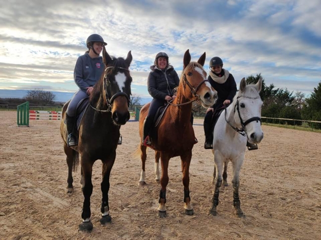 Clase de equitación de 1 hora y pbaños a caballo en Maringes.