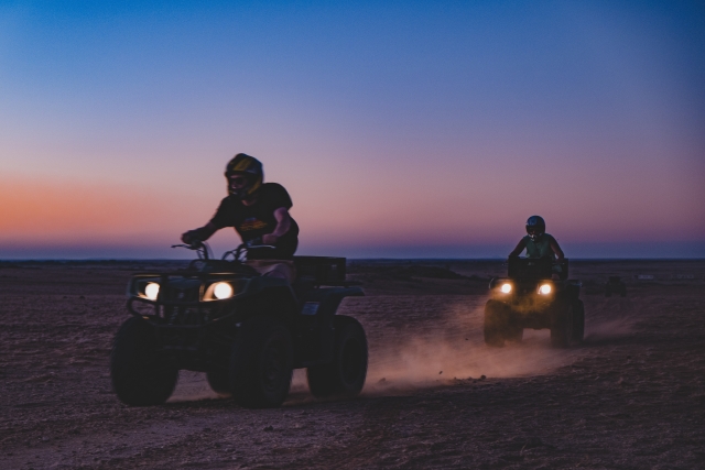  Paseo en cuatrimoto al atardecer 