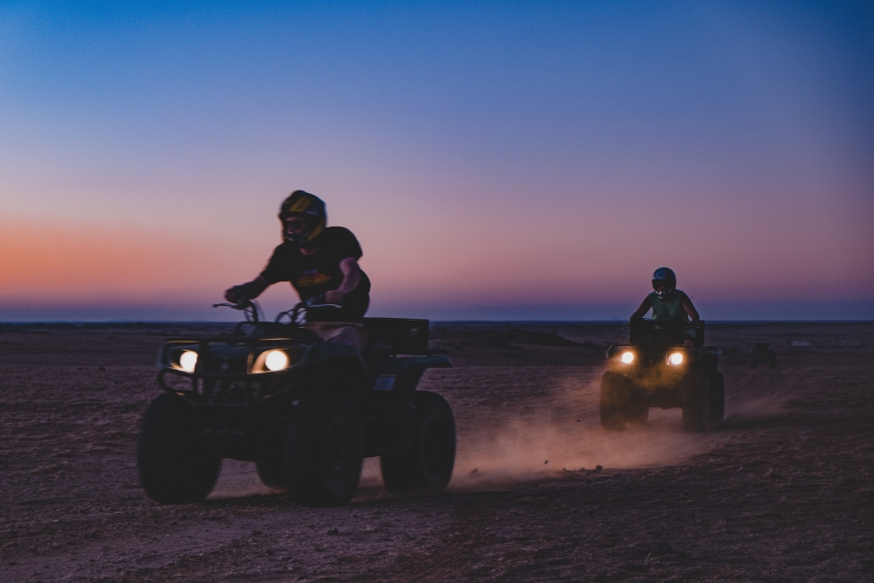 Paseo en cuatrimoto al atardecer Paseo en cuatrimoto al atardecer