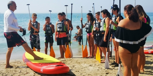  Briefing antes de la salida para el paseo de Stand Up Paddle 