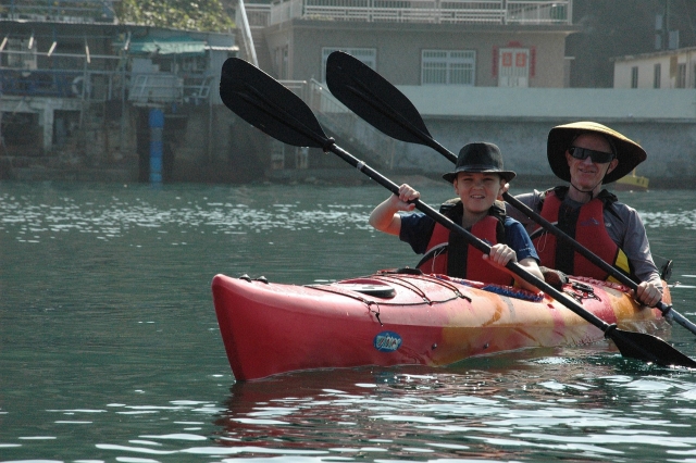  Complicidad entre un padre y su hijo en kayak 