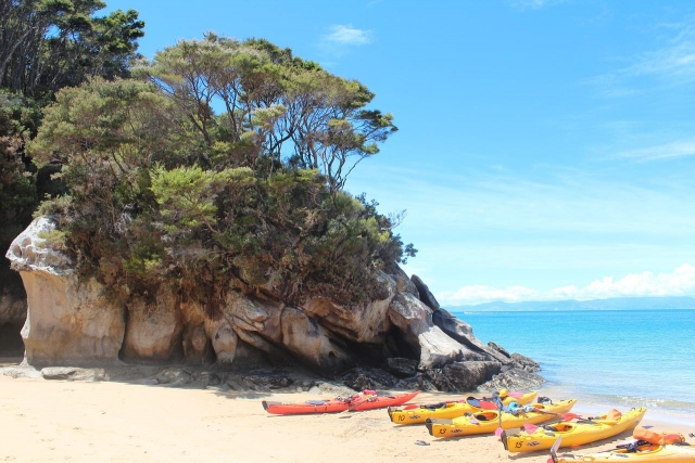  Kayaks colocados en la playa de Palava les Flots Flots 