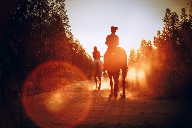  Pbaños a caballo al atardecer 