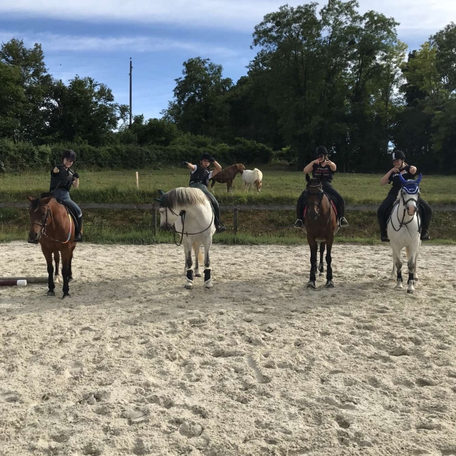 Pbaños a caballo en Maux 