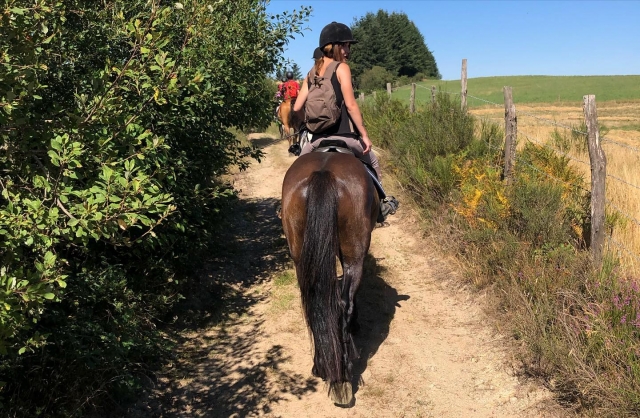 Pbaños a caballo por los senderos de Réquista 
