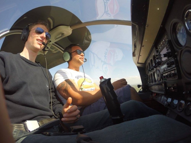 En la cabina de nuestro avión Cessna 
