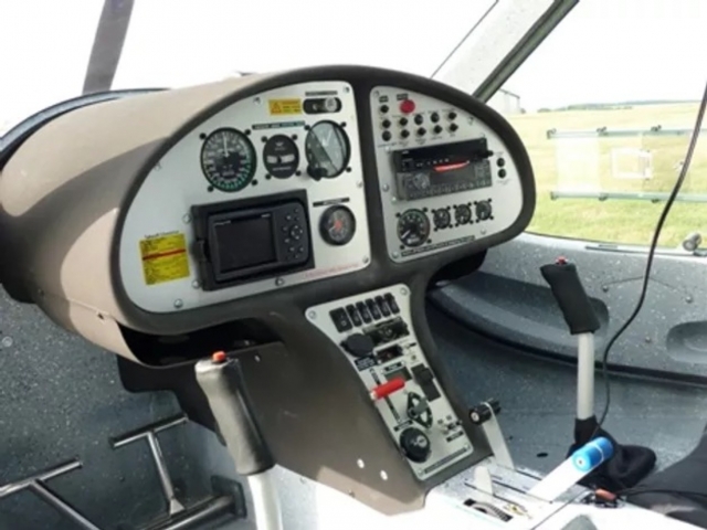  Panel piloto con los mandos de un autogiro 