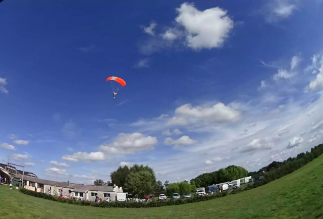  Paracaídas a punto de aterrizar 