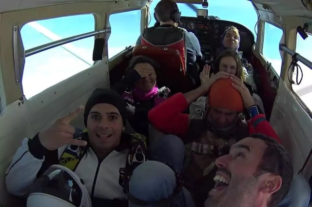  Broma en el avión para relajarse antes del salto 