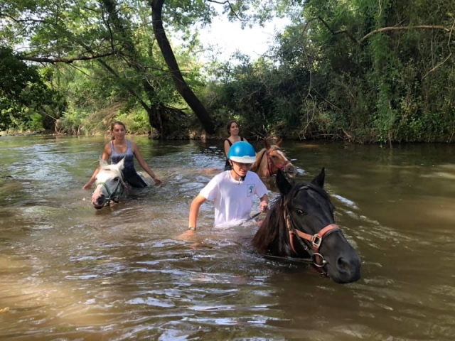 Cruce de río a caballo 