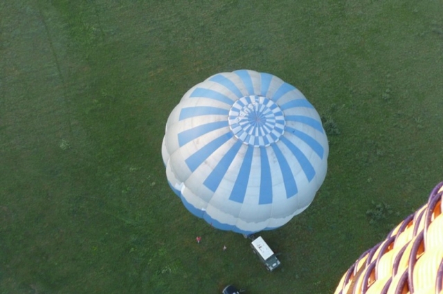 Vista desde la canasta en pleno despegue