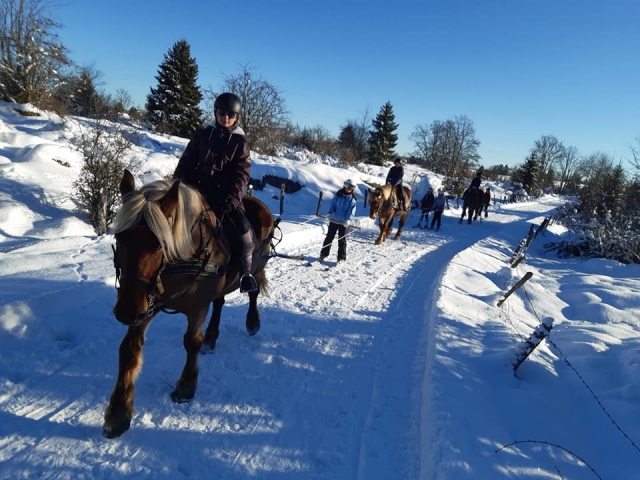 Pbaños a caballo en invierno en el Jura 
