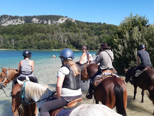  Visita a un lago a caballo 