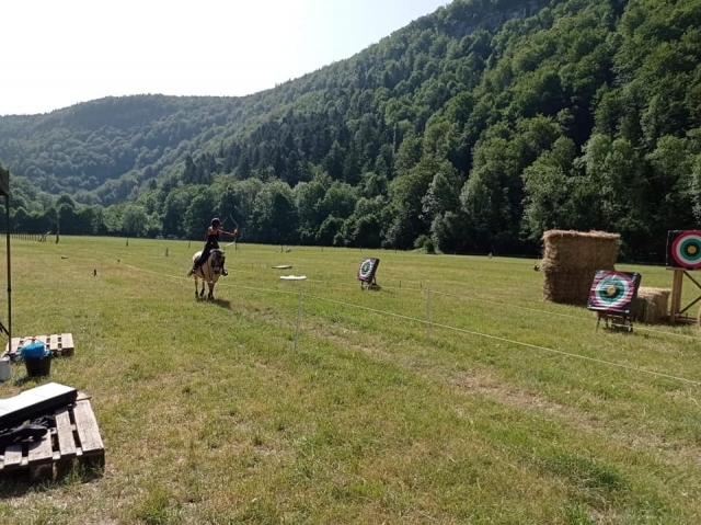  Curso de jalo con arco a caballo 