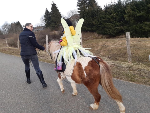  Disfrazado duranle el paseo en pony