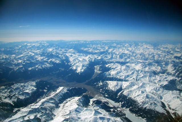  Vuelo sobre los Pirineos nevados 