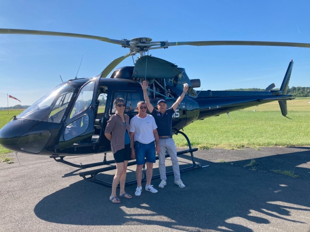  Todos felices después del vuelo en helicóptero 