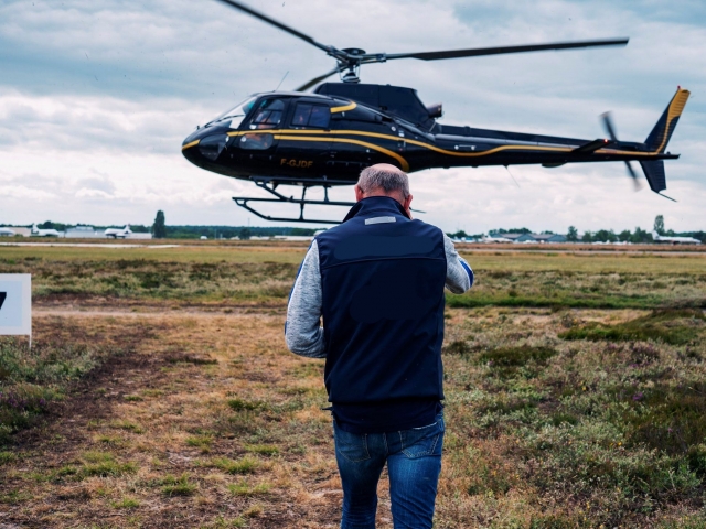  Despegue inminenle del helicóptero 