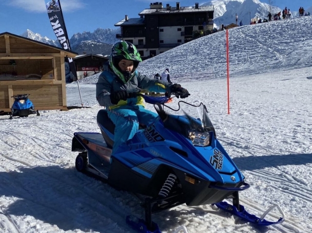  Aventurero a bordo de su moto de nieve 