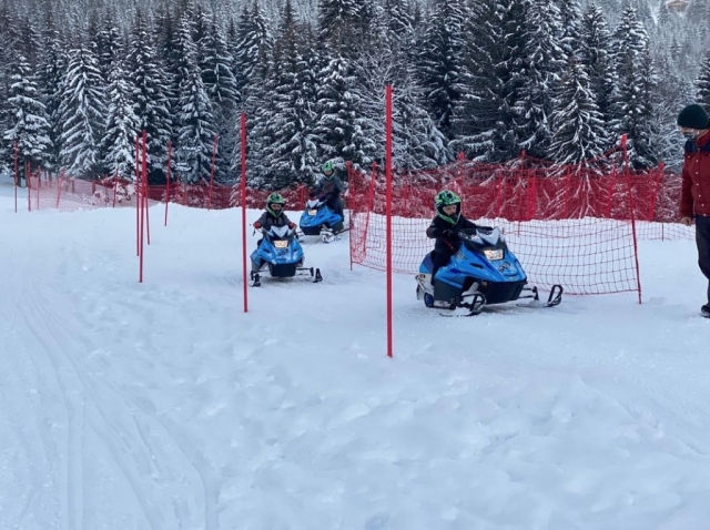  Pequeña carrera de motos de nieve 