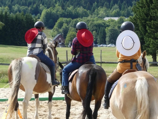  Listos para un hermoso paseo a caballo 