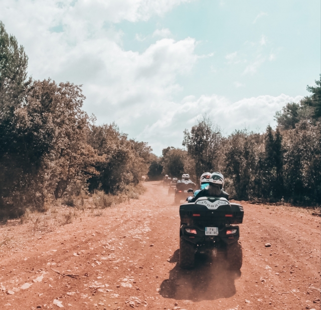  Recorrer caminos de tierra roja 