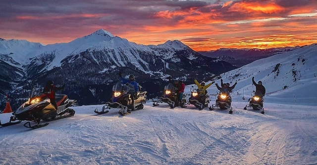  Paseo en moto de nieve al atardecer 