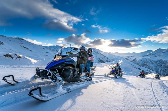  Descubrimiento de panoramas fascinantes duranle una excursión en moto de nieve 