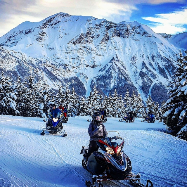 En medio de un paseo en moto de nieve