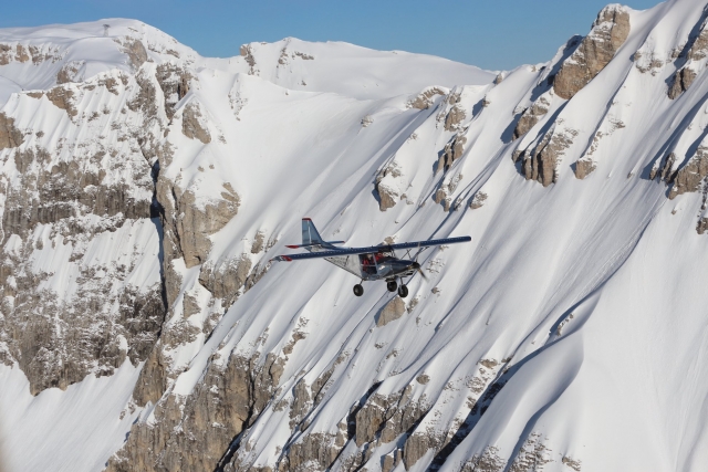 Vuelo sobre las montañas nevadas