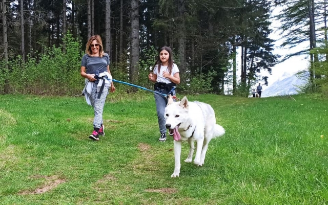  Cani-camicrema entre madre e hija