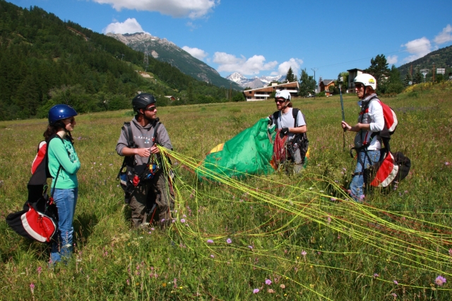 Sesión informativa tras el vuelo en parapente