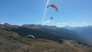 Vuelo acrobático en parapente en verano - Serre Chevalier