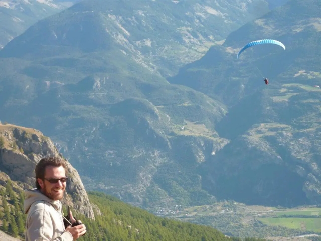 Parapenle en pleno vuelo