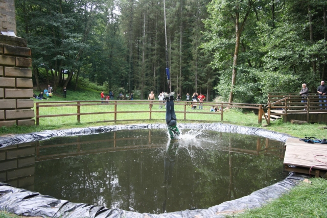 El momento de tocar el agua duranle el bungee