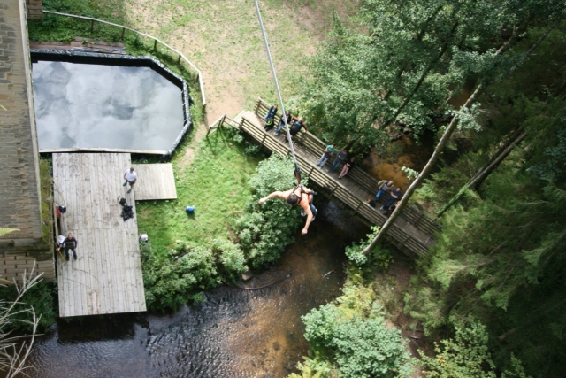 Bungee saltando con toque de agua