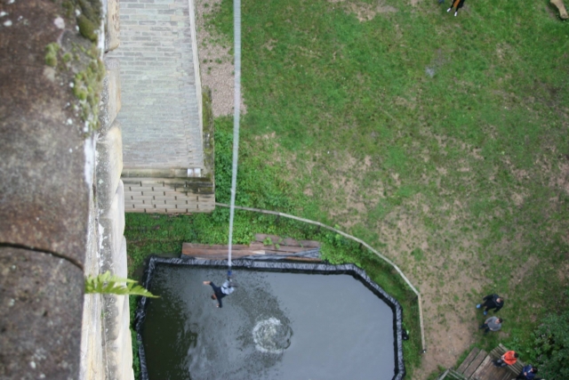  Golpe de agua duranle el salto de bungee en Exermont 