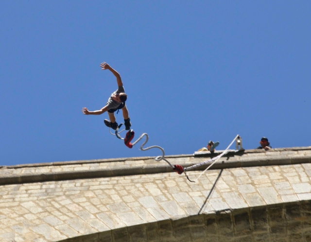 Voltereta hacia atrás duranle el bungee