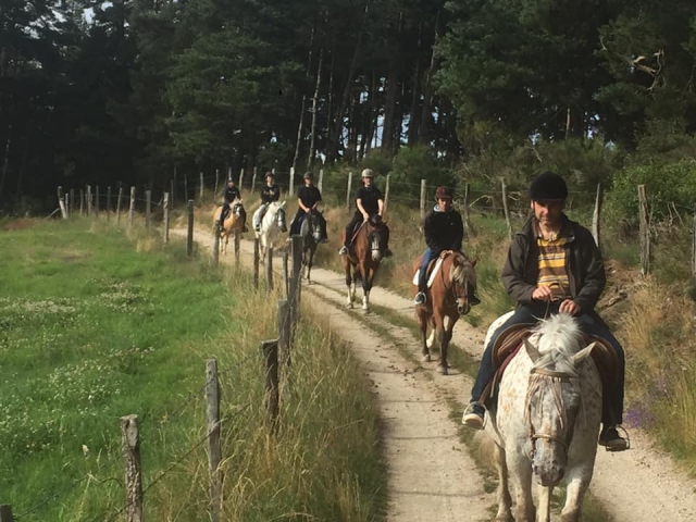Pbaños a caballo en la tierra de Peyre 
