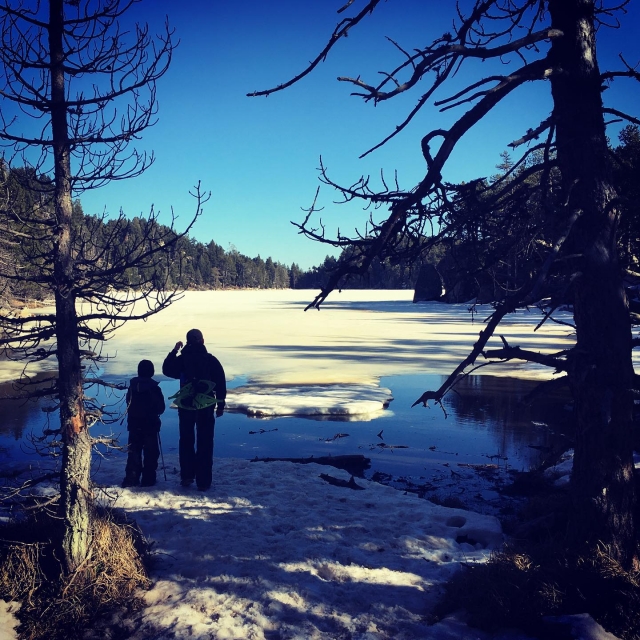  Pausa para contemplar la naturaleza duranle la camicrema con raquetas de nieve