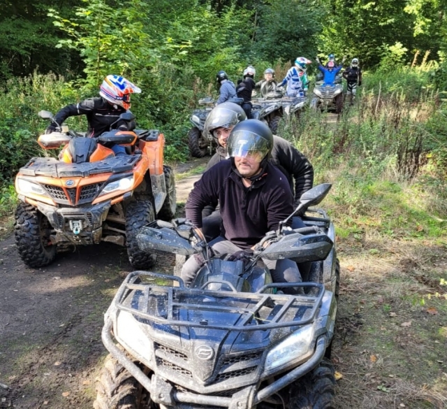 Excursión en cuatrimoto en grupo 