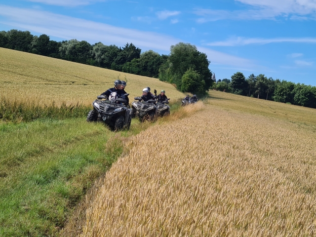 Descubrimiento de paisajes rurales en cuatrimoto en Arras 