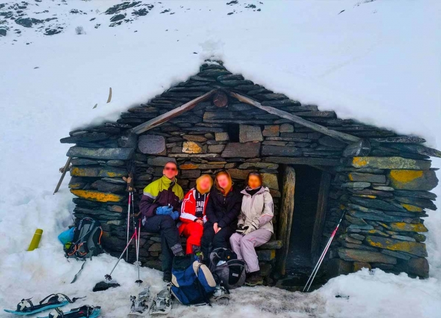  Breve pausa duranle la camicrema con raquetas de nieve 