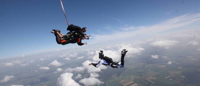 Salto en paracaídas tándem + vídeo en Lens