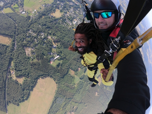  Salto en paracaídas sobre paisajes impresionantes