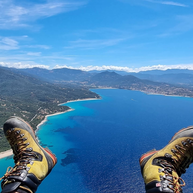 Descubrimiento de los fascinantes paisajes de Córcega en paramotor